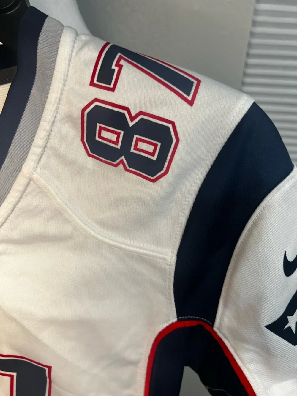 Nike WOMEN'S NEW ENGLAND
PATRIOTS ROB GRONKOWSKI LIMITED
PLAYER JERSEY WHITE #87 - Picture 3 of 13